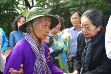 Bà Nguyễn Thị Lệ đến Công viên Lê Thị Riêng, chờ kết quả ADN liệt sĩ Huỳnh Văn Quên
