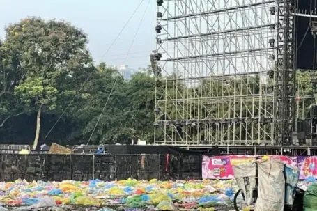 Concert ở Hà Nội ngập rác, khán giả bì bõm lội bùn