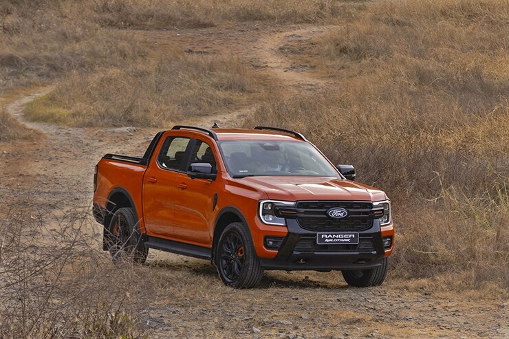 Ford Ranger "mất ngôi", Toyota Hilux bứt tốc với 1.000 xe bán ra - 2