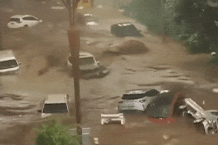Lũ cuốn phăng ôtô giữa đường Trung Quốc sau bão Bavi