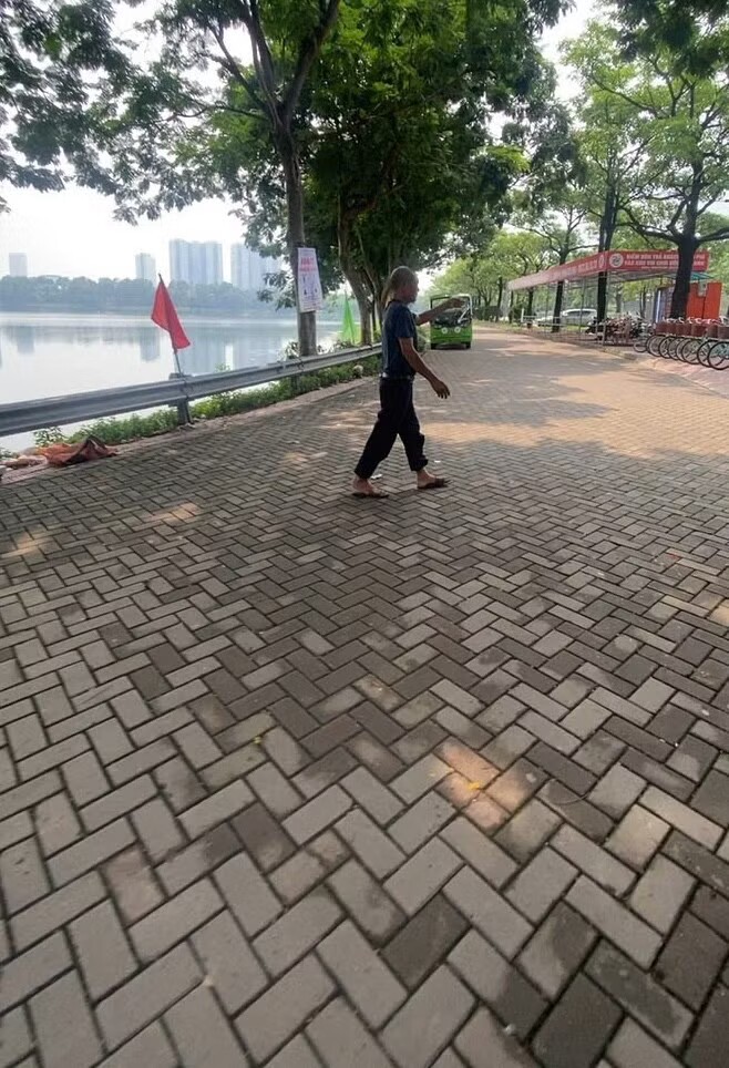 Việc thu dọn vệ sinh diễn ra khẩn trương.