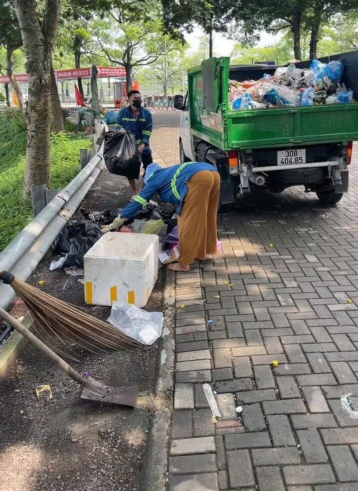 Việc thu dọn vệ sinh diễn ra khẩn trương.