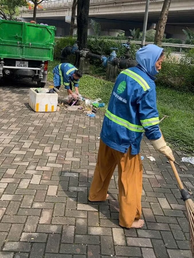 Việc thu dọn vệ sinh diễn ra khẩn trương.
