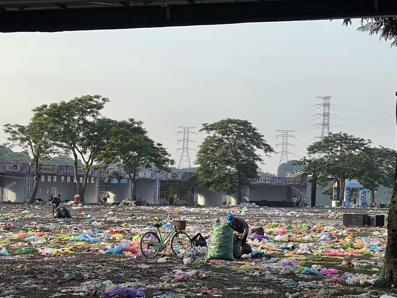 Công viên Yên Sở ngập rác sau concert. Ảnh: Bạch Phượng.