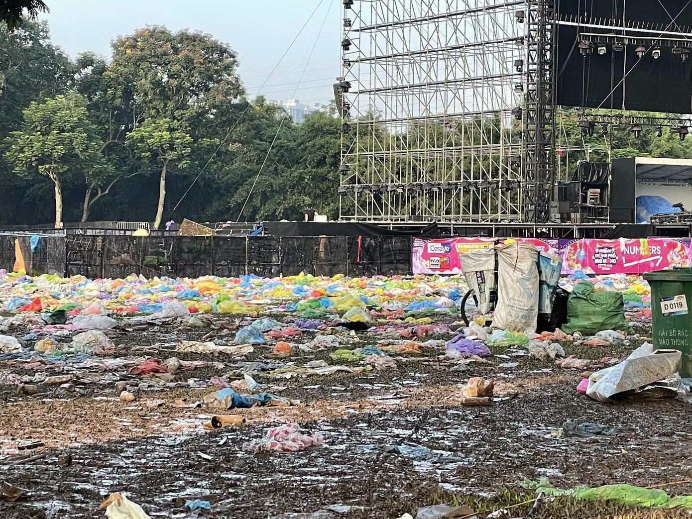 Công viên Yên Sở ngập rác sau concert. Ảnh: Bạch Phượng.