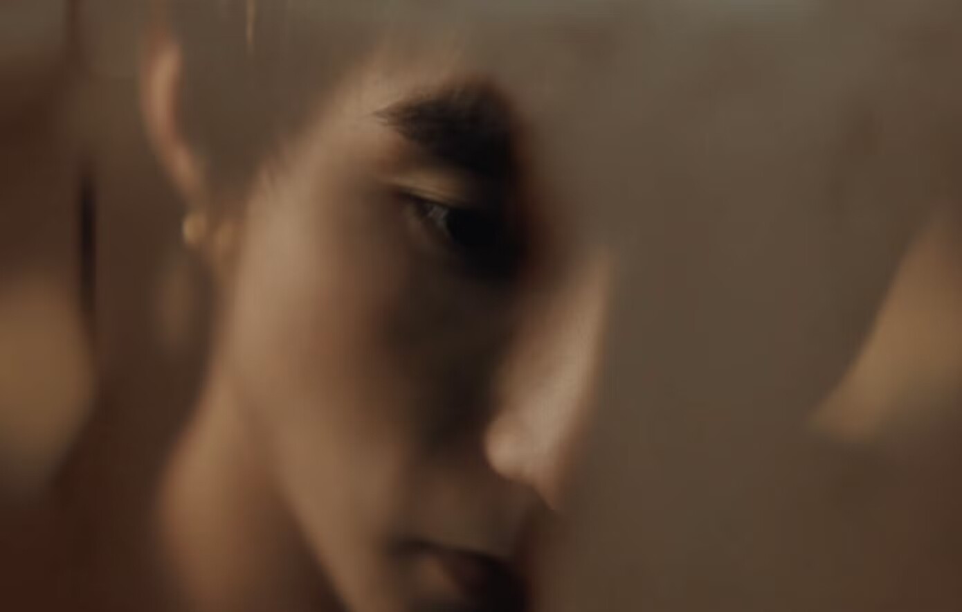 Sơn Tùng đổi vibe trong MV mới.