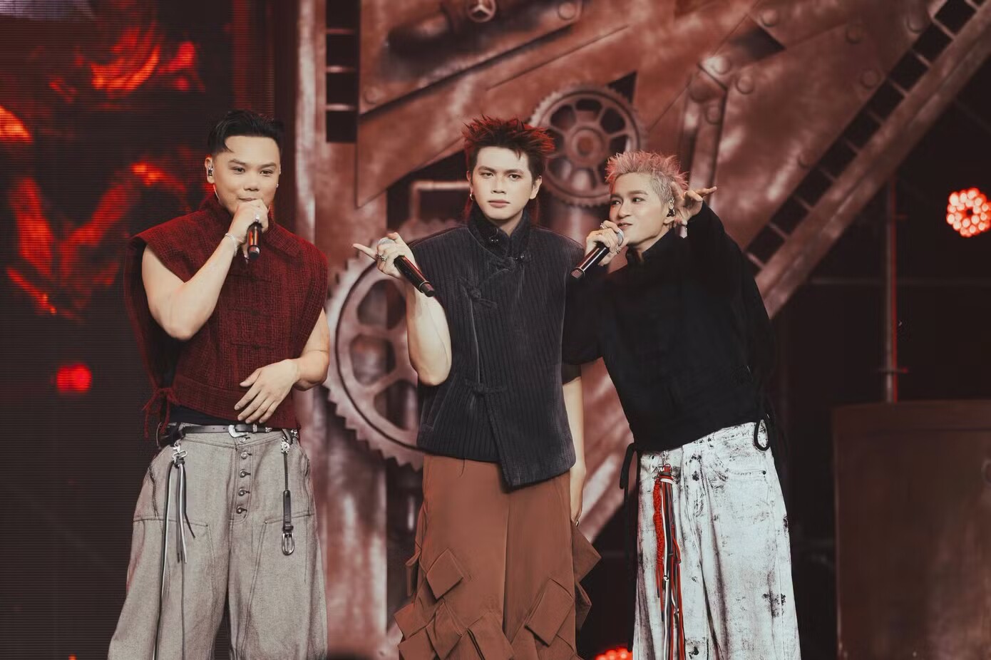 Hai game show Anh trai đang phủ sóng truyền thông.