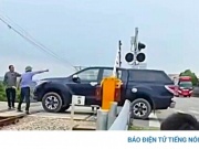 Nữ tài xế điều khiển xe bán tải cố băng qua đường sắt khi rào chắn đã hạ ở Nghệ An