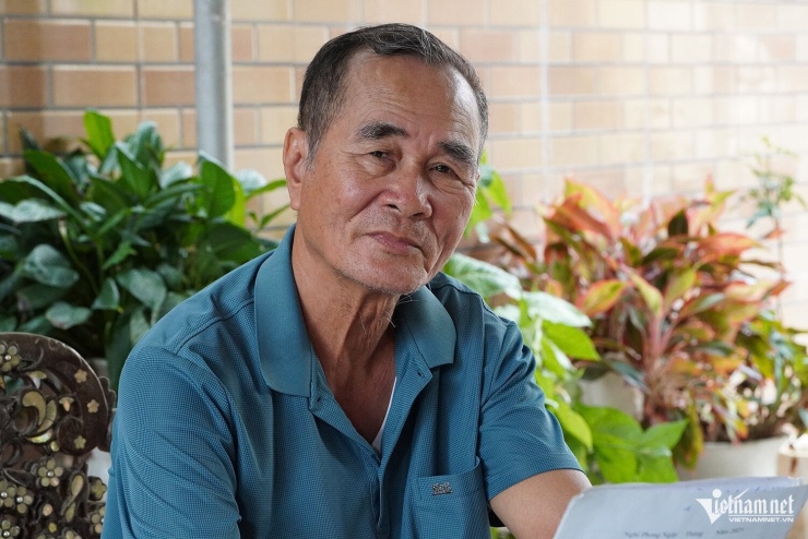 Ông Trần Văn Phúc nhiều lần về lại chiến trường xưa để tìm hài cốt đồng đội. Ảnh: T.T