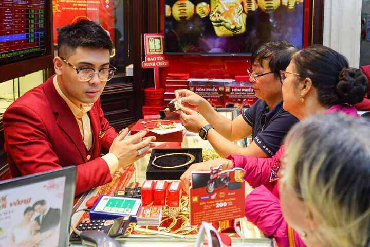 Giá vàng hôm nay lao dốc. (Ảnh: Minh Đức).
