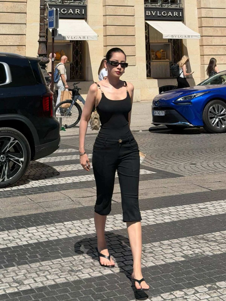 Chi Pu diện set đồ hơn nửa tỷ đồng dạo phố Paris - 1