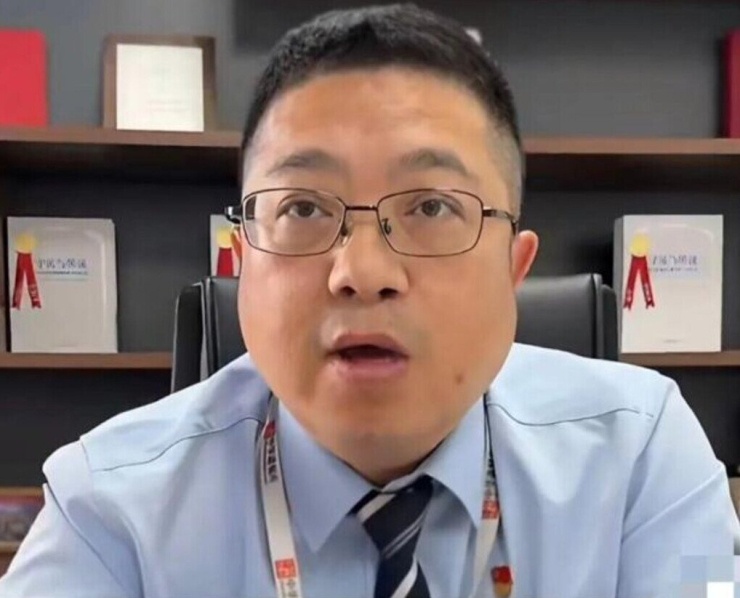 Ông Huang Haibo, quản lý chi nhánh Thượng Hải của Trung tâm Đăng ký Di chúc Trung Quốc. Ảnh: Sina