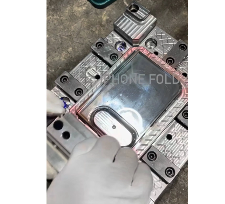 Ảnh rò rỉ mô hình iPhone Ultra. Ảnh: Ice Universe/PhoneArena