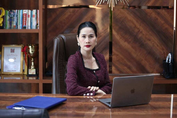 Tạo hình giàu có, thành đạt của Thân Thúy Hà trong phim.