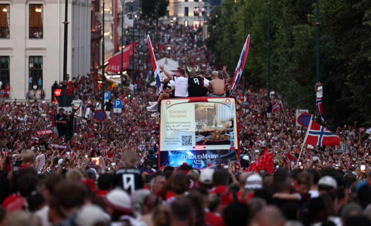 Sau đó, tuyển Na Uy tiếp tục tham gia lễ diễu hành trên xe buýt mui trần qua trung tâm Oslo. Đoàn xe xuất phát sau 22h, di chuyển từ Cung điện Hoàng gia đến Quảng trường Tòa thị chính. Dù quãng đường chỉ dài vài km, xe buýt mất khoảng một giờ 40 phút mới hoàn thành hành trình do hàng chục nghìn CĐV đứng kín hai bên đường. Khi đến Quảng trường Tòa thị chính vào khoảng 23h40, các tuyển thủ cùng người hâm mộ thực hiện màn "Viking Row" lần cuối trước khi kết thúc lễ vinh danh ngay trước nửa đêm. Tiền đạo Jorgen Strand Larsen đăng trên Snapchat dòng trạng thái: "Na Uy, các bạn thật điên rồ", để bày tỏ sự bất ngờ trước bầu không khí cuồng nhiệt.