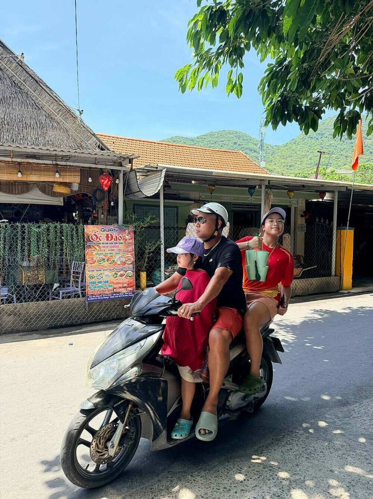 Du khách thuê xe máy đi lại trên đảo. Ảnh: NVCC