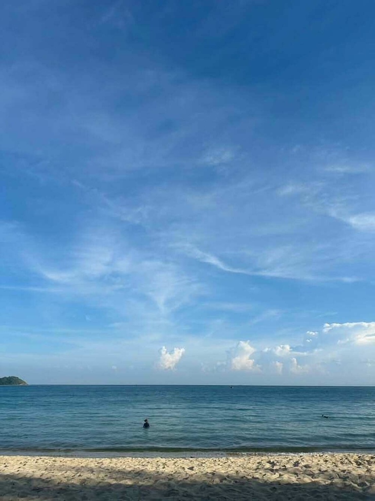 Bãi biển đẹp, vắng người. Ảnh: NVCC