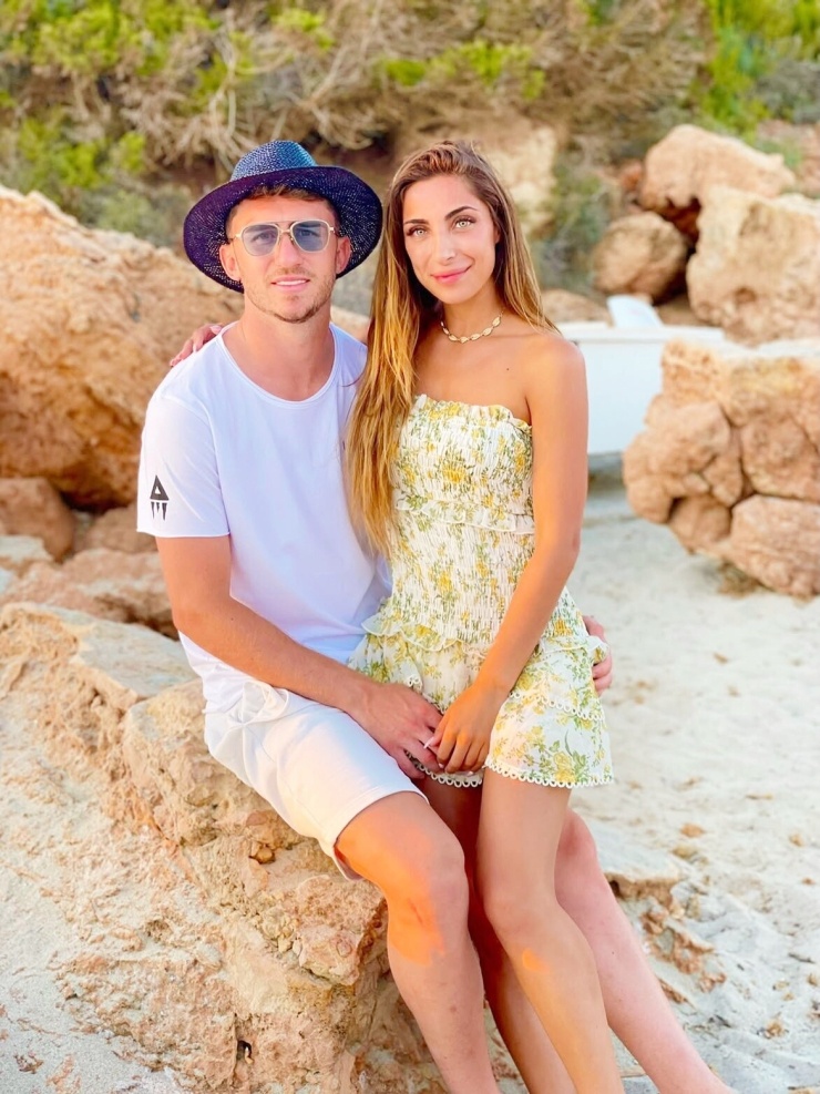Theo The Sun , vũ công Sara Botello - vợ hậu vệ Aymeric Laporte - nổi bật trong dàn WAGs với hình thể gợi cảm. Nhờ tập luyện ballet và múa đương đại nhiều năm, cô có dáng đẹp, vai lưng thẳng và chuyển động duyên dáng. Cả hai quen nhau khi cầu thủ thi đấu cho Bilbao. Họ giữ kín chuyện tình nhiều năm, công khai vào 2018 khi Laporte chuyển sang Man City. Sau hơn một thập niên bên nhau, họ đính hôn năm 2022, tổ chức đám cưới tháng 6/2023. Ảnh: Instagram S ara_botello