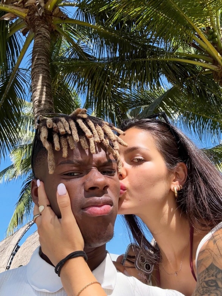 Tiền vệ cánh Nico Williams, 24 tuổi và người đẹp hơn anh hai tuổi - Ainhi Garcia - được cho là qua lại từ năm 2024, đăng ảnh xác nhận mối quan hệ trên trang cá nhân vào đầu 2025. Khác với nhiều nàng WAGs là người mẫu, KOL, Ainhi Garcia tập trung vào chuyên môn công nghệ, trí tuệ nhân tạo. Ảnh: Instagram Ainhigarcia