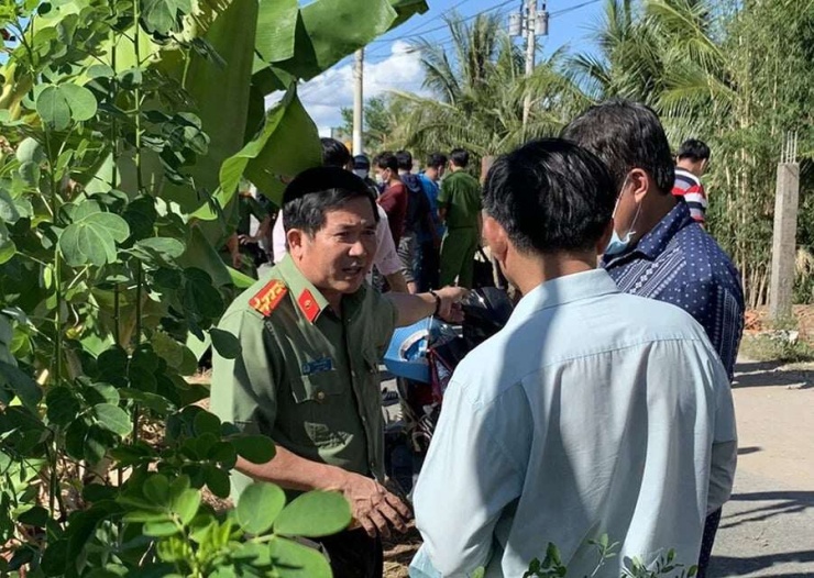Hình ảnh ông Đinh Văn Nơi, khi làm Giám đốc Công an tỉnh An Giang chỉ đạo trực tiếp tại hiện trường vụ bắt quả tang vụ vận chuyển 51kg kim loại nghi là vàng trái phép qua biên giới. Ảnh: CAAG