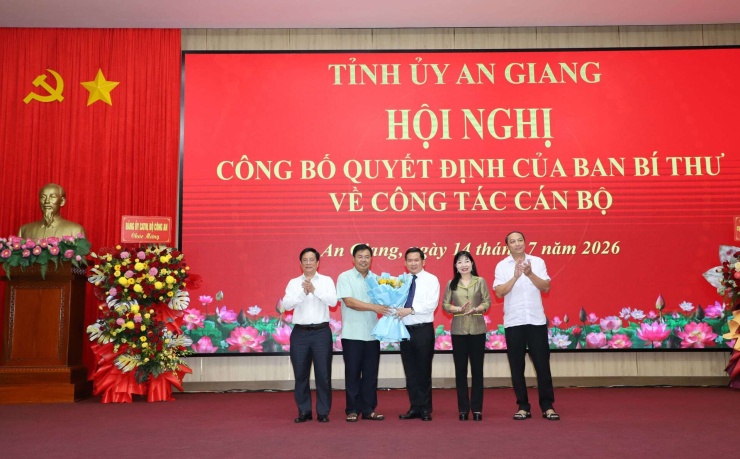 Lãnh đạo Tỉnh uỷ, UBND tỉnh An Giang trao hoa chúc mừng&nbsp;tân Phó Bí thư Tỉnh uỷ An Giang, kiêm Bí thư đặc khu Phú Quốc.&nbsp;Ảnh: HC