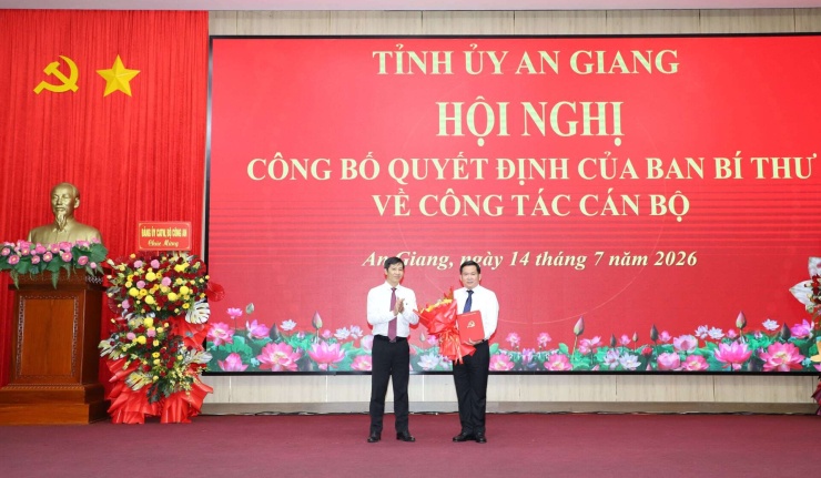 Thừa uỷ quyền của Ban Bí thư và Ban Tổ chức Trung ương, ông Nguyễn Thành Tâm trao Quyết định và hoa chúc mừng tân Phó Bí thư Tỉnh uỷ An Giang, kiêm Bí thư đặc khu Phú Quốc.&nbsp;Ảnh: HC