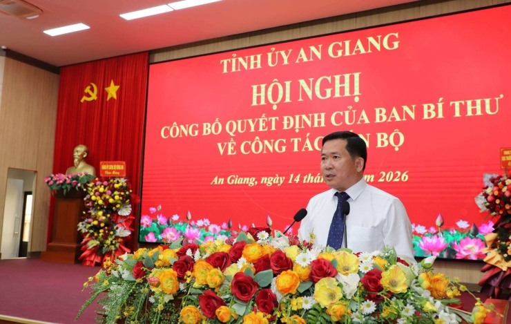 Ông Đinh Văn Nơi, tân Phó Bí thư Tỉnh uỷ An Giang, kiêm Bí thư đặc khu Phú Quốc phát biểu nhận nhiệm vụ. Ảnh: HC