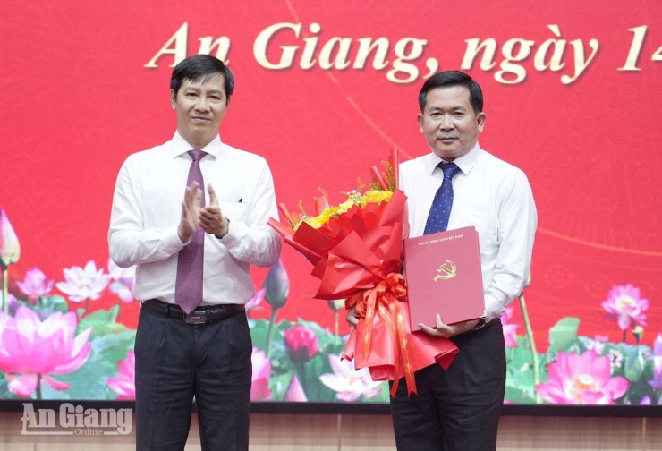 Phó trưởng Ban Tổ chức Trung ương Nguyễn Thành Tâm trao quyết định của Ban Bí thư cho Trung tướng Đinh Văn Nơi, giữ chức Phó Bí thư Tỉnh ủy An Giang, kiêm Bí thư Đặc khu Phú Quốc. Ảnh: Báo An Giang