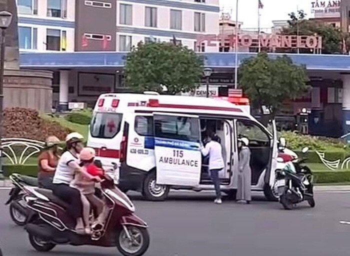 Hình ảnh xe cấp cứu dừng tại vòng xoay để hỗ trợ cháu bé. Ảnh: Cắt từ clip.