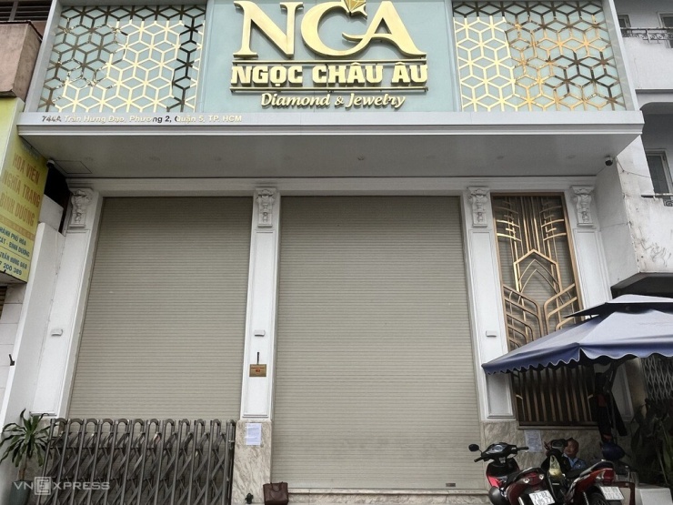 Một trong hai cửa hàng của Kim cương Ngọc Châu Âu trên đường Trần Hưng Đạo (phường Chợ Quán) tạm đóng cửa ngày 14/7. Ảnh: Quỳnh Trang