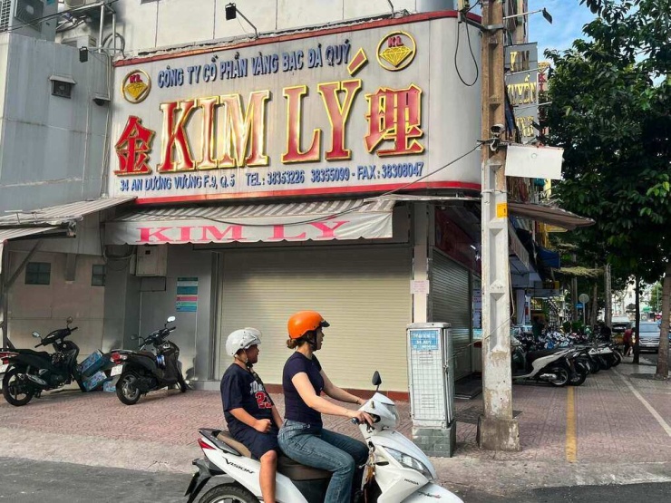 Tiệm vàng Kim Lý đóng cửa từ 15h chiều 14/7. Ảnh: Quỳnh Trang