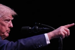 Tổng thống Mỹ Trump tuyên bố tái phong tỏa Iran, thu phí 20% các tàu qua eo biển Hormuz