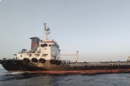Hai tàu chở dầu trúng tên lửa ở eo biển Hormuz, 9 người thương vong