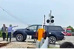 Nữ tài xế điều khiển xe bán tải cố băng qua đường sắt khi rào chắn đã hạ ở Nghệ An
