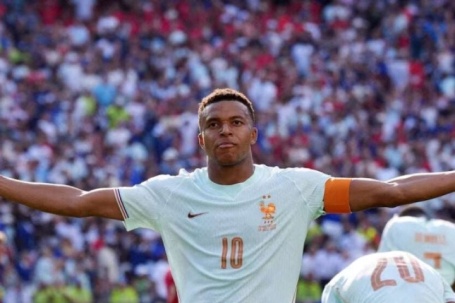 Ai đặt biệt danh 'độc tài' Mbappe?