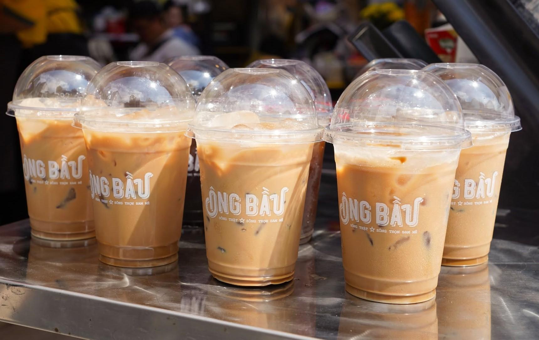 Một ly trà hay cà phê là lựa chọn lý tưởng để khởi động ngày mới sau đêm thức cùng bóng đá.