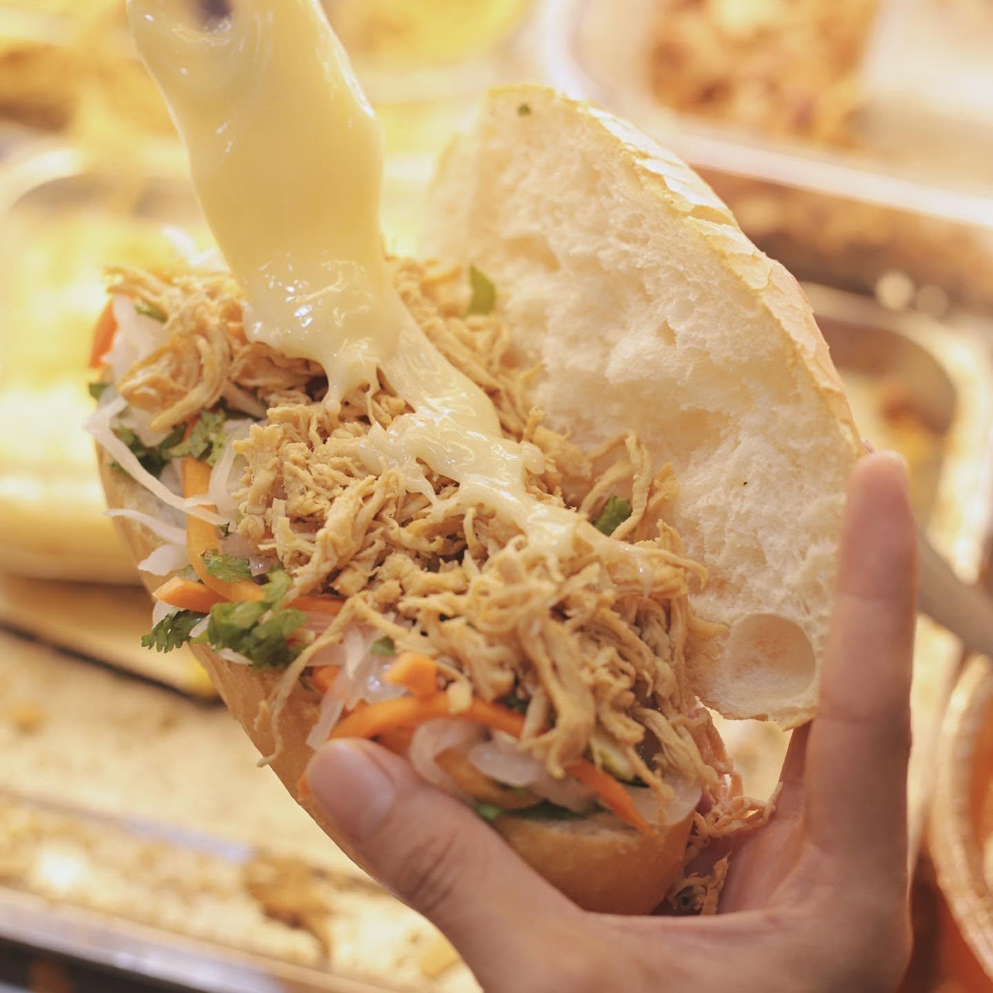 Bánh mì nóng giòn là “cứu tinh” cho những tín đồ bóng đá sau đêm thức khuya.