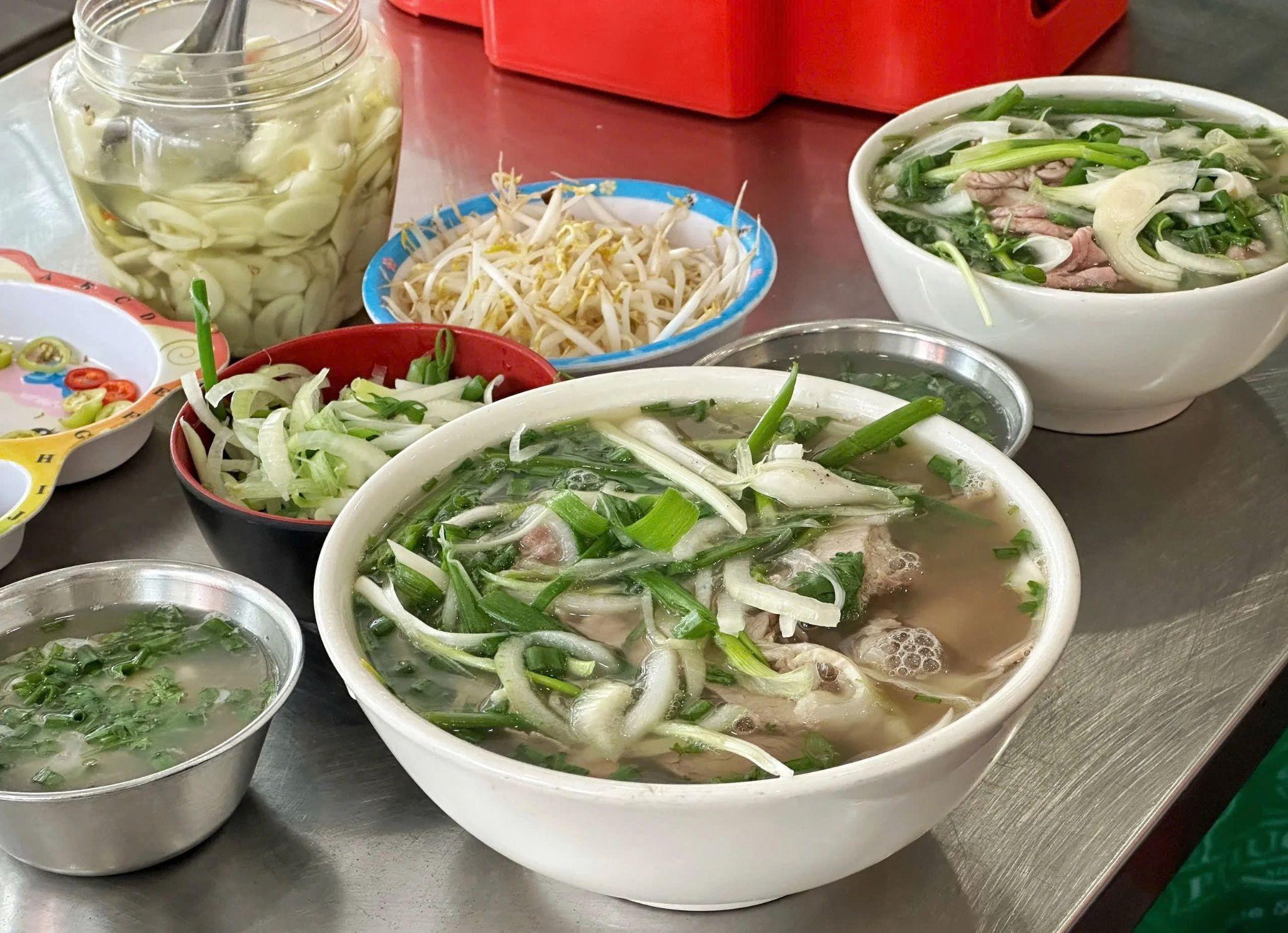 Phở bò là lựa chọn quen thuộc để tiếp thêm năng lượng sau một đêm thức cùng bóng đá.
