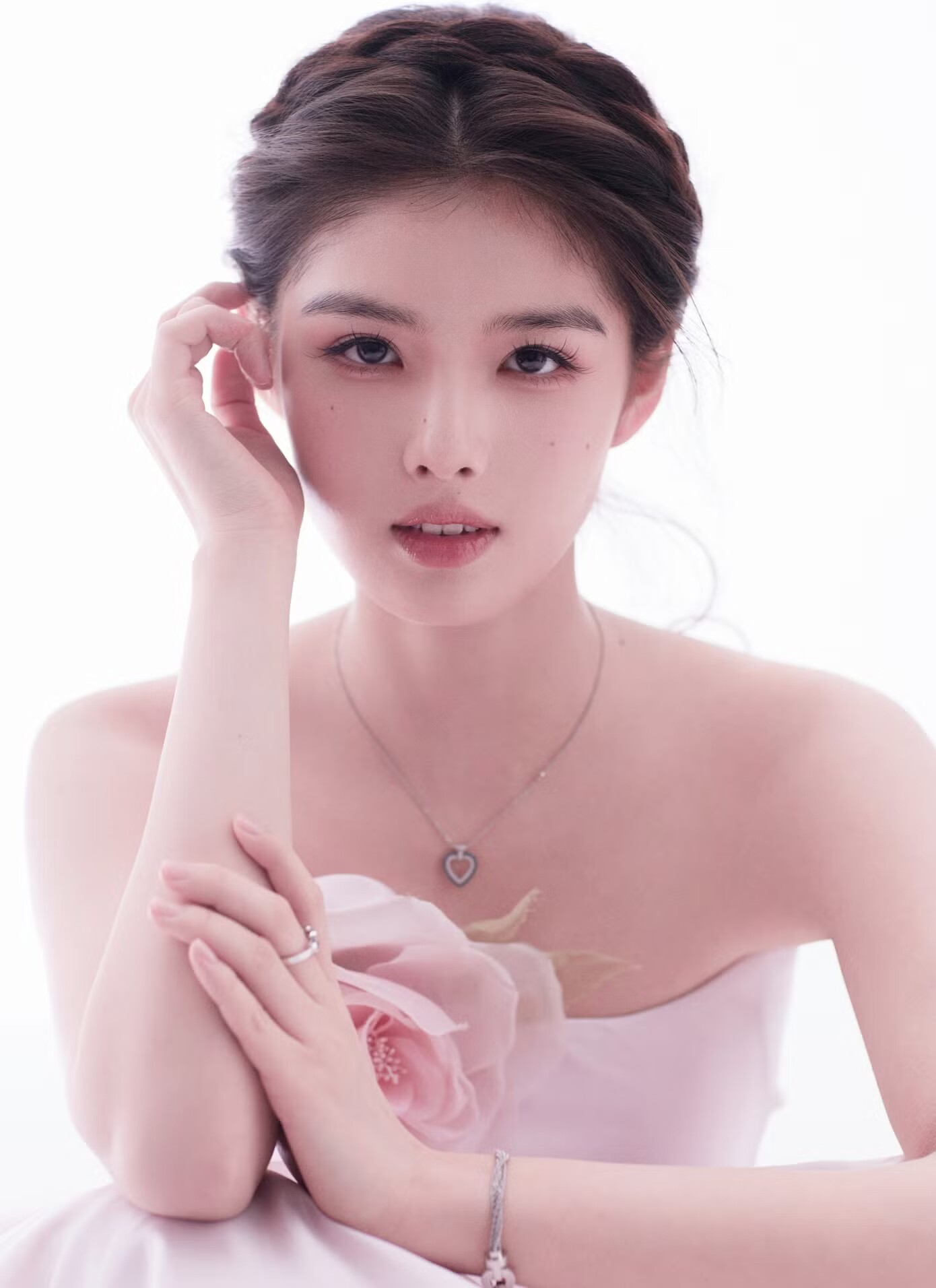 Ngải Mễ mang vẻ đẹp đáng yêu như em gái nhà bên.