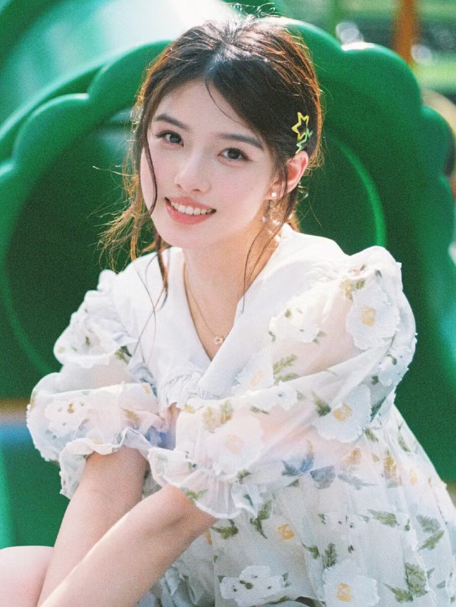 Ngải Mễ mang vẻ đẹp đáng yêu như em gái nhà bên.