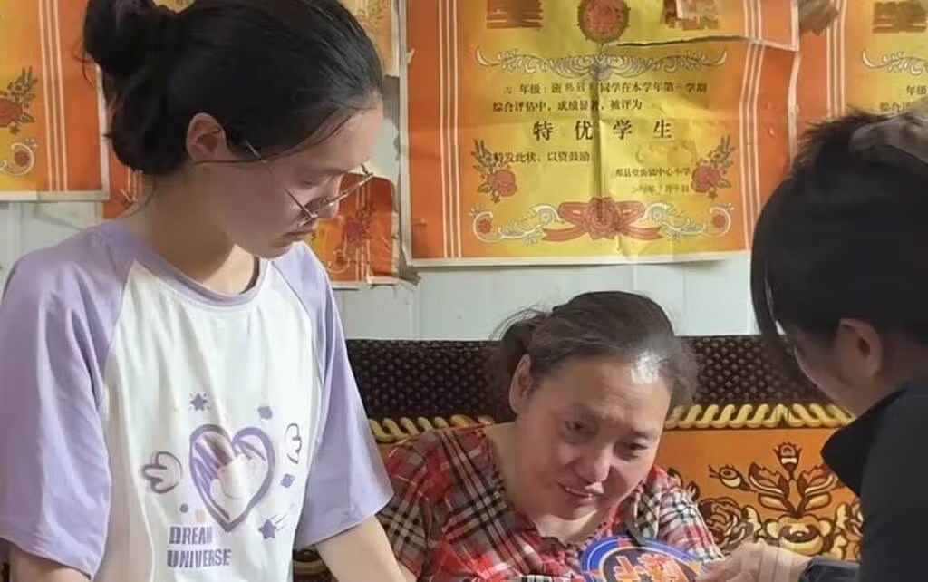 Hoàn cảnh gia đình Han đặc biệt khó khăn. Mẹ bị bệnh nặng, không có khả năng lao động.