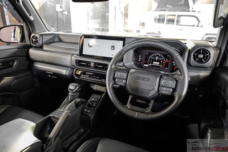 Nội thất bên trong xe Toyota Land Cruiser FJ tại thị trường Thái.