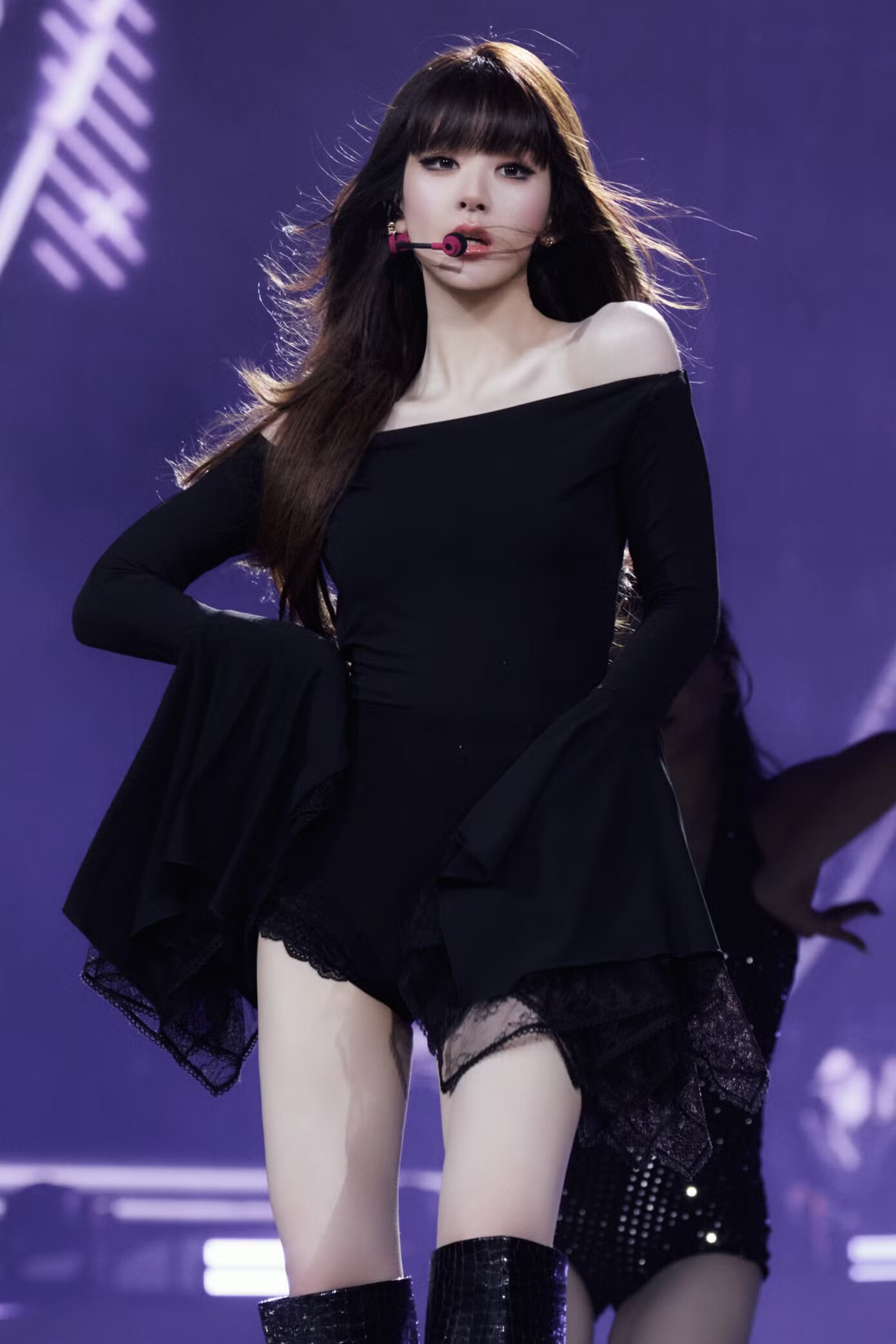 Triệu Lộ Tư có nhiều tạo hình gợi cảm trong concert.