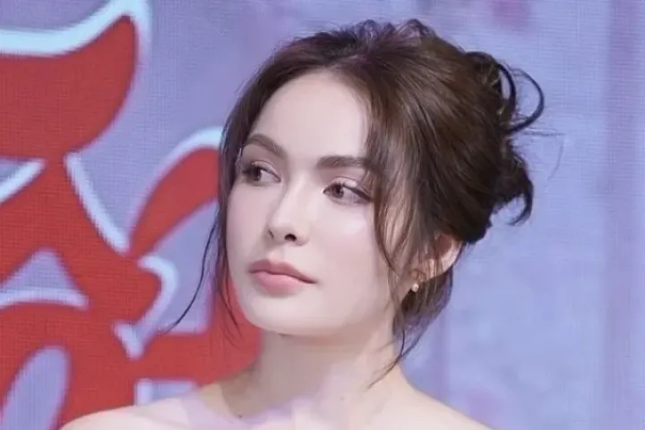 Á hậu kiện một ngân hàng