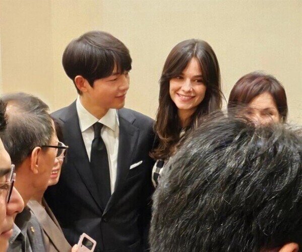 Song Joong Ki và vợ, Katy. Ảnh: Nate