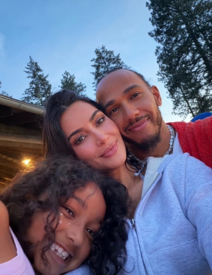 Kim Kardashian bên Lewis Hamilton và con gái. Ảnh: Instagram/ Kim Kardashian