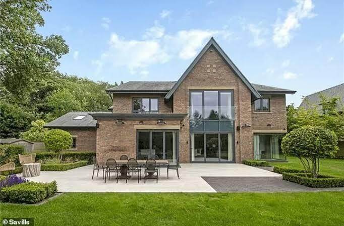 Biệt thự của Alexis Mac Allister tại Cheshire (Anh) có thiết kế hai tầng, mặt tiền gạch kết hợp hệ cửa kính lớn, sân hiên và khu vườn rộng phía sau. Ảnh: Savills