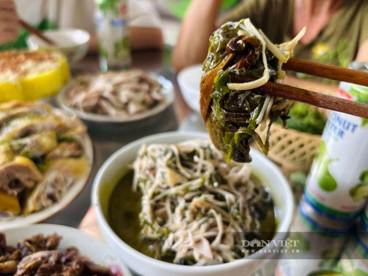 Khi chín, miếng lươn vẫn giữ được độ ngọt, thơm mùi lá lốt và không bị khô. Ảnh: Nhật Hà