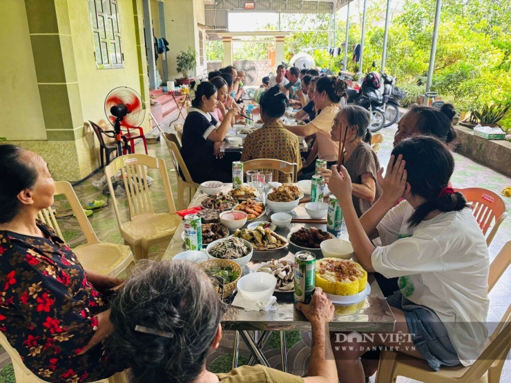 Theo gia đình, điều đáng quý nhất trong mỗi dịp nhà có cỗ không chỉ nằm ở mâm cỗ đầy đủ món ăn mà còn ở không khí sum họp của các thành viên. Ảnh: Nhật Hà