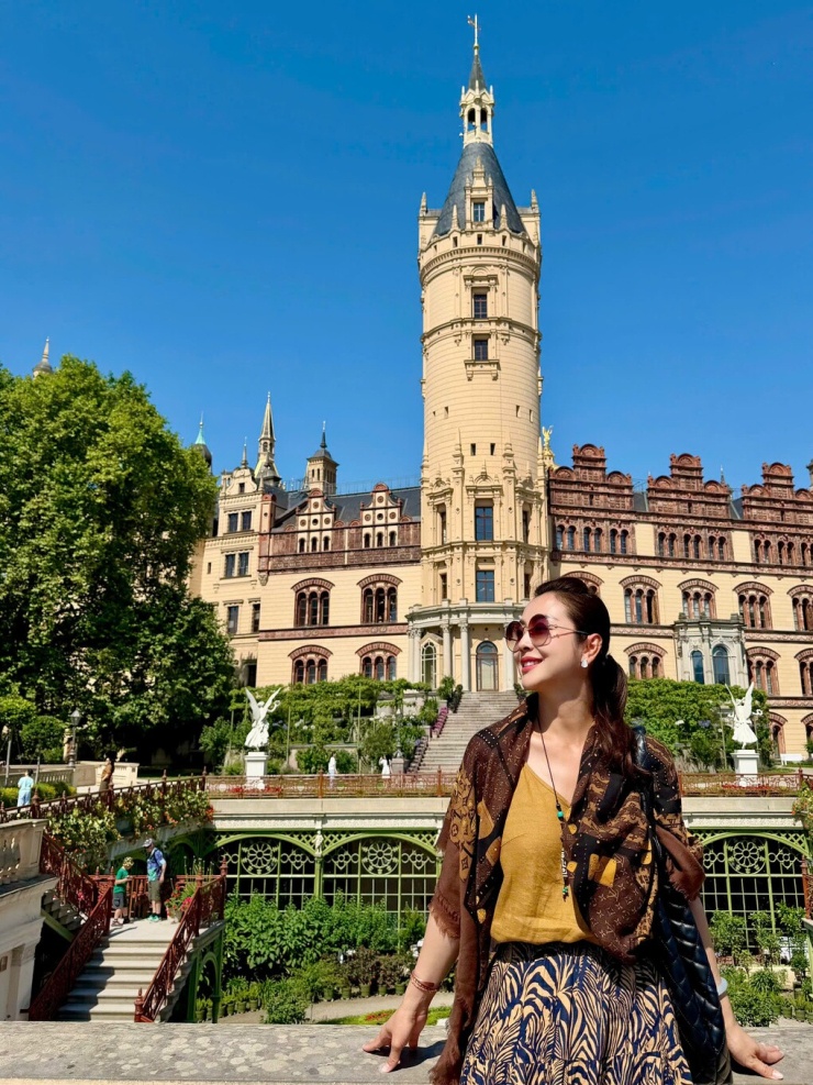 Vợ chồng Jennifer Phạm đưa ba con đi nghỉ hè ở châu Âu - 12